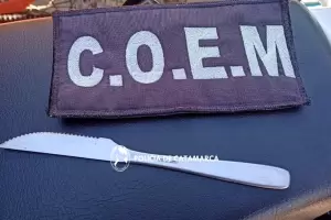 Adolescente caus destrozos en la vivienda de su novia y amenaz a su suegra con un cuchillo