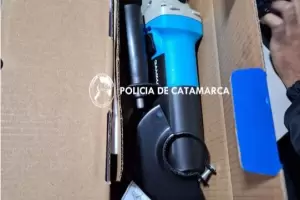 Fue sorprendido infraganti cuando robaba una amoladora del supermercado y lo aprehendieron