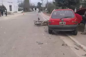 Un motociclista termin en el hospital, tras un choque en Ambato