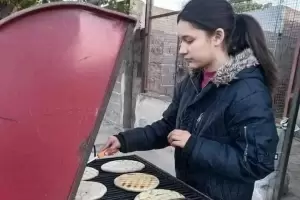 Una catamarquea de 14 aos se compr su celular, tras vender tortillas en la calle
