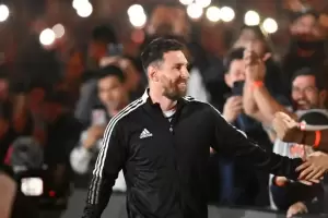 Messi fue a la despedida de Maxi Rodrguez y el pblico explot