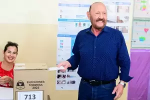 Gildo Insfrn emiti su voto en busca de su octavo mandato y asegur que "la alternancia la decide el pueblo"