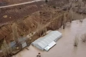 Neuqun: Evacuaron a ms de 60 familias por las inundaciones causadas por la crecida de los ros