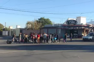 Delincuentes le partieron la cabeza a una mujer para robarle la moto y los vecinos protestaron exigiendo seguridad