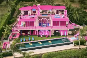 Se acerca el estreno de Barbie y apareci una misteriosa casa rosa chicle en Malib