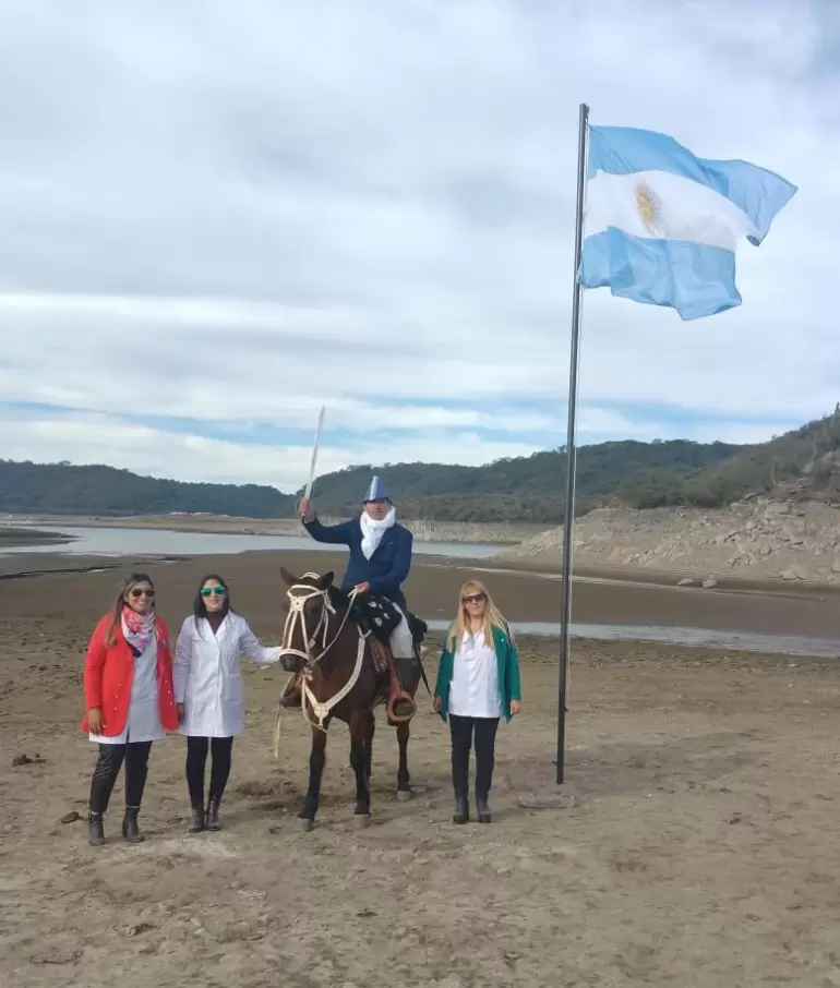 alumnos de ancasti prometieron lealtad a la bandera