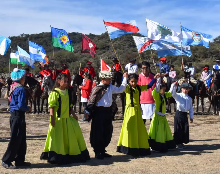 alumnos de ancasti prometieron lealtad a la bandera