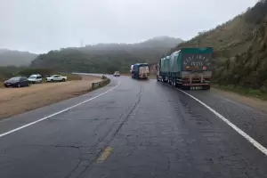 Cuesta del Totoral: precaucin por un camin que qued detenido