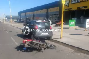 Motociclista termin hospitalizada, tras chocar con un auto en zona sur