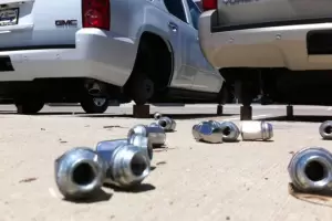 Robaruedas saquearon un vehculo en dependencia policial