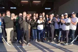 Inauguraron una empresa de bebidas en Capital e incorporaron a 40 empleados