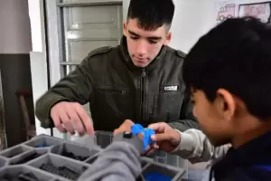 Adolescente de 14 aos busca sacar a nios de la calle enseando robtica