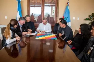 El Tolar se acerca a su sueo: Se firm el contrato para la finalizacin del camino esperado durante aos