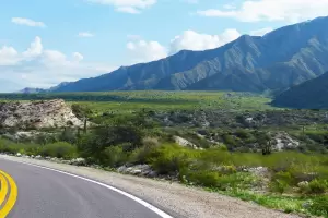 Precaucin, un camin detenido sobre una calzada