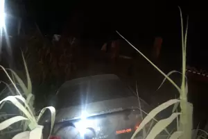 El auto derrap y terminaron en un arroyo