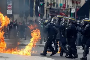 Continan los disturbios en Francia: Atacaron la casa de un alcalde y hubo ms de 700 detenidos
