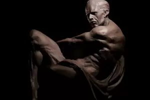 Letras en el espejo: una muestra de esculturas en el Museo de Bellas Artes