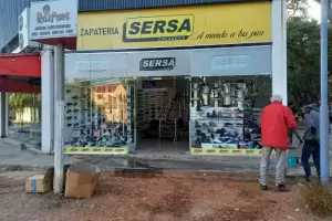 Rompieron la vidriera de un local para robar, y tuvieron tiempo de hasta probarse zapatillas