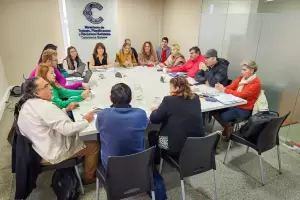 La Provincia ofreci� un aumento de 26.9% en dos partes y la Intersindical responder� ma�ana