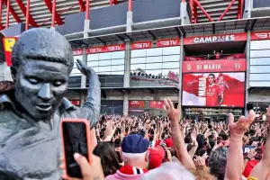 Di Mara fue presentado ante una multitud en el Benfica