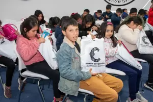 Proyecto "Conociendo a mi provincia":  Estudiantes visitaron el Ministerio de Educacin y recibieron kits escolares