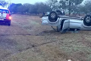 Tremendo accidente sobre Ruta n� 64: camioneta volc� violentamente