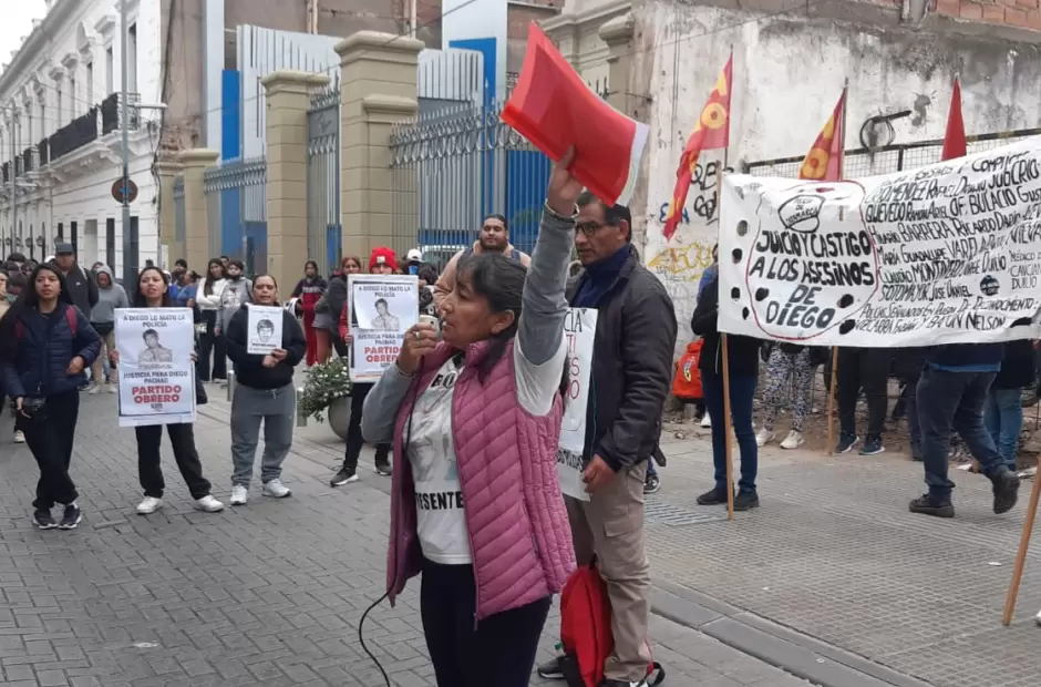 Claudia Veliz reclama frente a la Corte / Foto Mauricio Espinoza