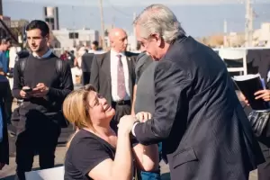 Madre catamarquea hizo un desesperado pedido a Alberto Fernndez durante la entrega de viviendas en Valle Chico