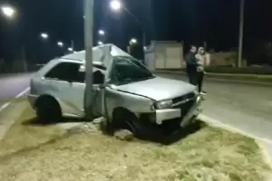 Choc contra un poste de luz, y result herido de gravedad