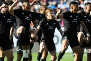 Video: Rugbier de los All Blacks golpe a un nio que haba entrado a la cancha para conocer a sus dolos