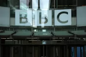 Suspendieron a un conductor de la BBC que le pagaba a un menor para que le enve fotos sexuales