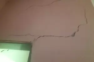 Peligro de derrumbe en una vivienda, el pedido desesperado de una madre