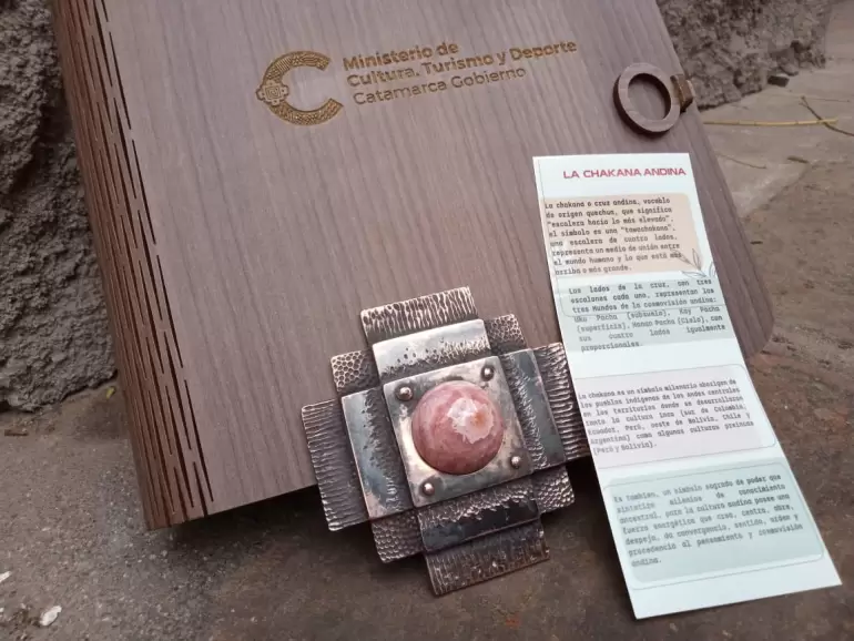 premio artesanos poncho