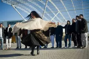 Rita Soria realizar el ciclo "Ven a bailar con poncho" en la Plaza 25 de Mayo