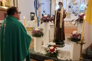 Emotiva bendicin de la estola de vicua obsequiada al Beato Esqui