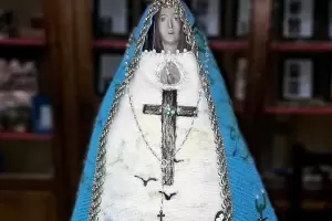 La imagen de la Virgen del Valle estrena manto alusivo a la Fiesta del Poncho