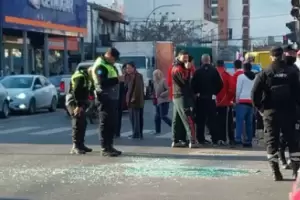 Dos hinchas de River cayeron de un micro en movimiento cuando iban a la cancha