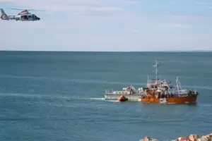 Buscan intensamente a un marinero que cay desde un barco pesquero en Puerto Madryn