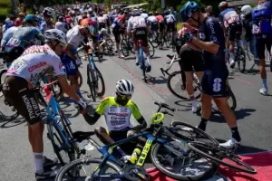 Espectador provoc un brutal accidente por tomarse una selfie en el Tour de France