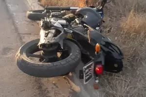 Robaron una moto, chocaron y quedaron detenidos