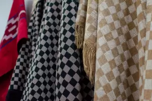 Los ponchos, en la voz de sus hacedores: secretos de la prenda que nos identifica