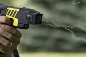 Despu�s de 13 a�os de pol�mica, las pistolas Taser llegan las calles Bonaerenses