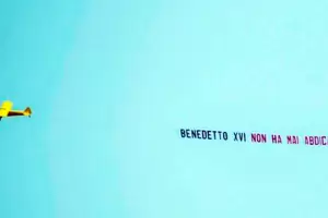 "Nunca abdic": El misterioso mensaje que apareci en el cielo de Italia sobre Benedicto XVI