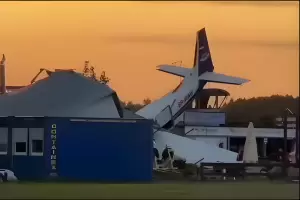 Polonia: fatal accidente de una avioneta que cay en picada y se incrust en un hangar