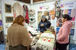 La diversidad artesanal del NOA se exhibe en el Poncho