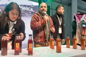 Licores de algarroba, mistol y chaar deleitan a los visitantes del Poncho