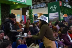 Poncho 2023: Gran inters de los visitantes por el caf de alimentos autctonos