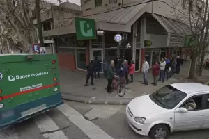 Delincuentes disfrazados de policas intentaron robar una sucursal del Banco Provincia en La Plata