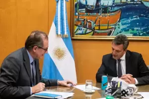 A la espera del FMI, el Gobierno redobla la presin a exportadores para liquidar divisas y restringe el acceso al dlar oficial