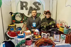 RAS: el emprendimiento que expone sus artesanas en base a neumticos reciclados